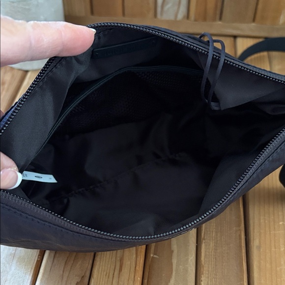 Lululemon Everywhere Belt Bag Black Crossbody Waist Pack 1L - Picture 9 of 12